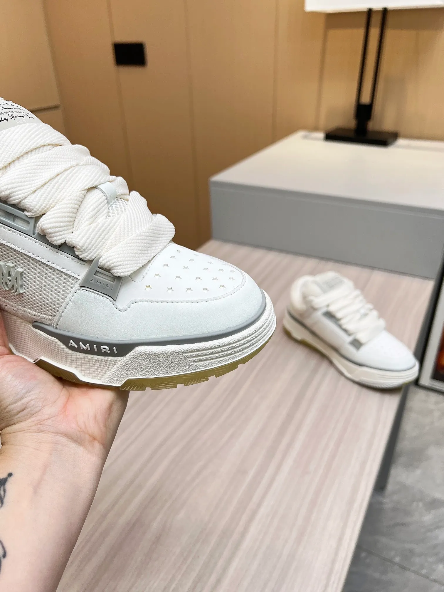 p620💰Men's shoes Amiri Emile's 2023 spring and summer new MA-1 bread shoes, couple models, casual sports shoes, sneakers Amiri gave up the rock punk style in the new season and used a large number of unsaturated colors, Morandi tones, whether you see or wear them, it will make people very happy. The large tongue of the bread shoes continues, shortens the length of the shoe body, thickens the midsole, and the toe part is more rounded. Amiri's brand letters and MA logo appear on the side of the shoe. Fabric: Original customized imported first-layer cowhide + mesh. Lining: Original customized breathable towel lining. Outsole. Foam combination material. Bottom thickness: 4CM. Size: Men's 39-45